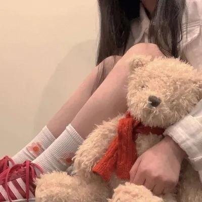 机场实拍：实力派歌手机场牵手女助理，后援会发声明